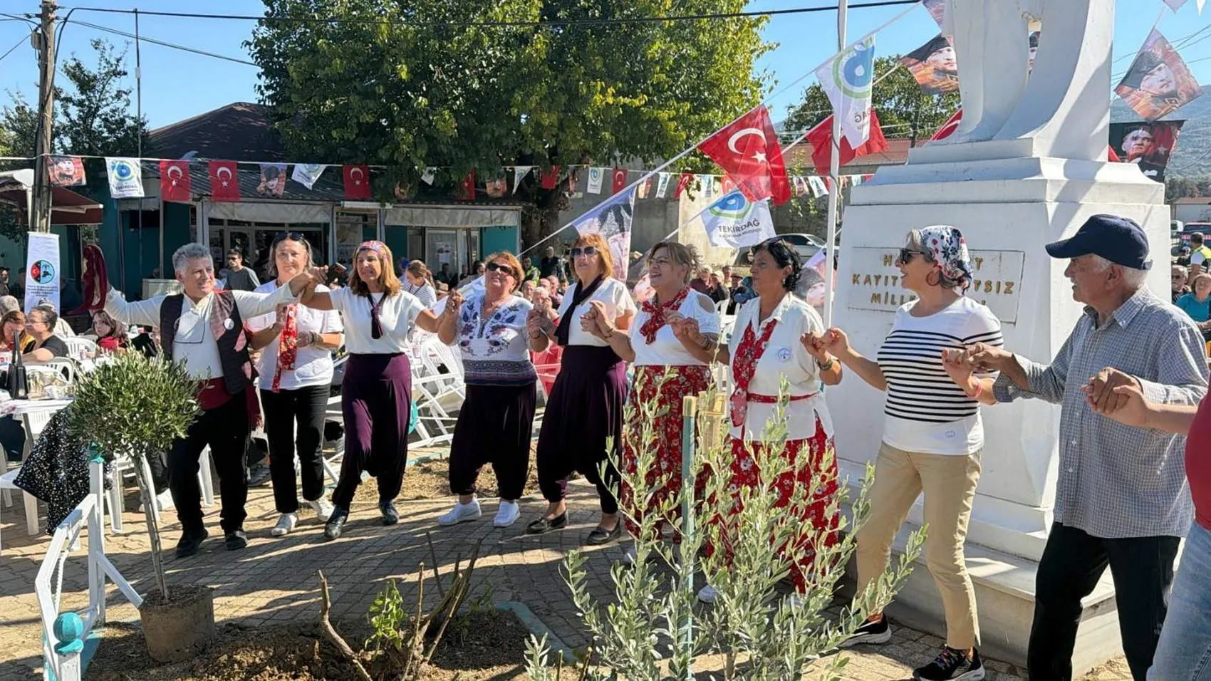 Geçmişin izinde ortak sofra: Mübadil torunları Tekirdağ'da hasat bereketini paylaştı