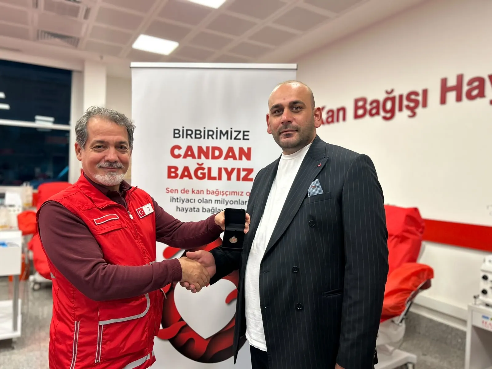 Bir ailenin gönüllü iyilik zinciri: 36 kez kan verdi, bayrağı oğluna devretti