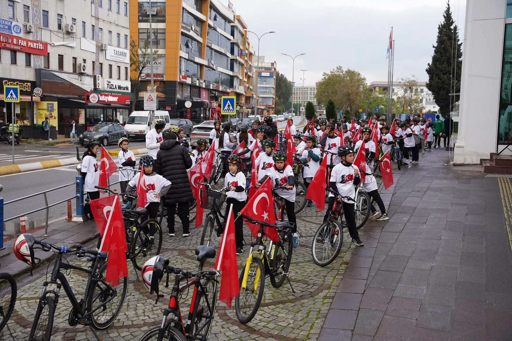 Tuzla'da Cumhuriyet'in 103'üncü yılı: Sokaklardan denize taşan dev kutlama