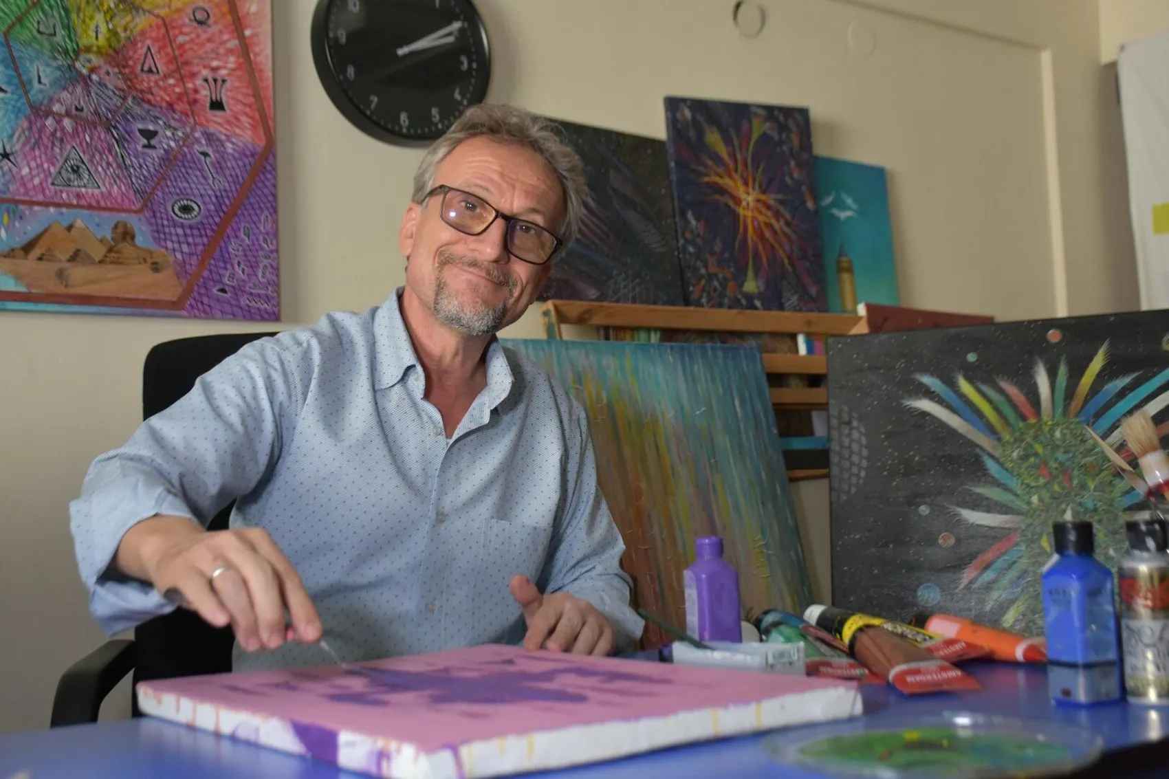 İzmirli emlakçının ofisinde şaşırtan dönüşüm: Tapu dosyaları arasında tuval başında