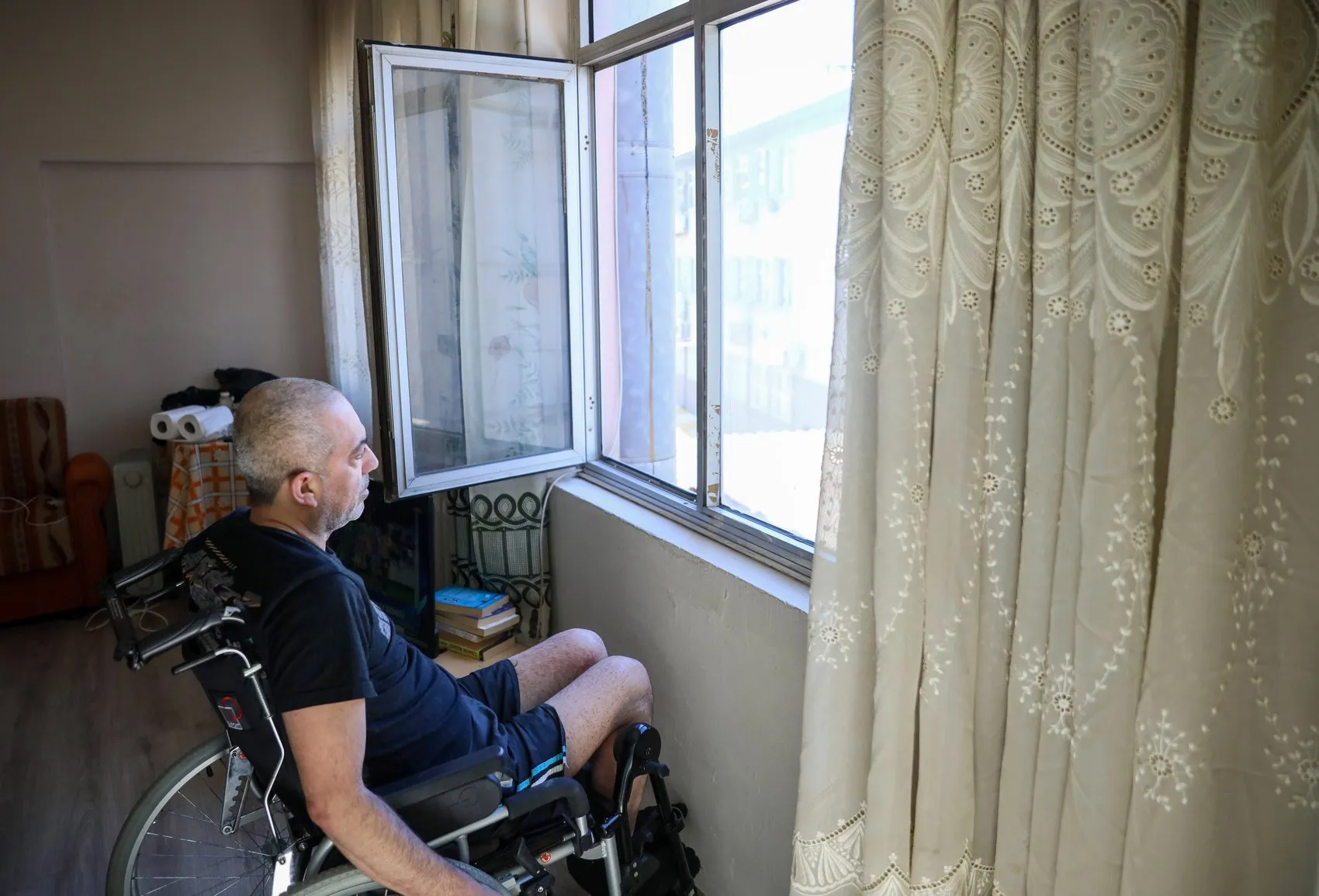 Bir akşam koltukta uyuyakaldı, sabah uyandığında hayatı tamamen değişmişti: 49 yaşındaki Serkan Özdemir'in azim dolu mücadelesi