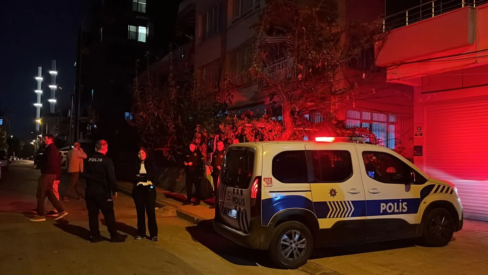 Mersin'de gece yarısı korku dolu anlar: 3 katlı binada zemin çöktü