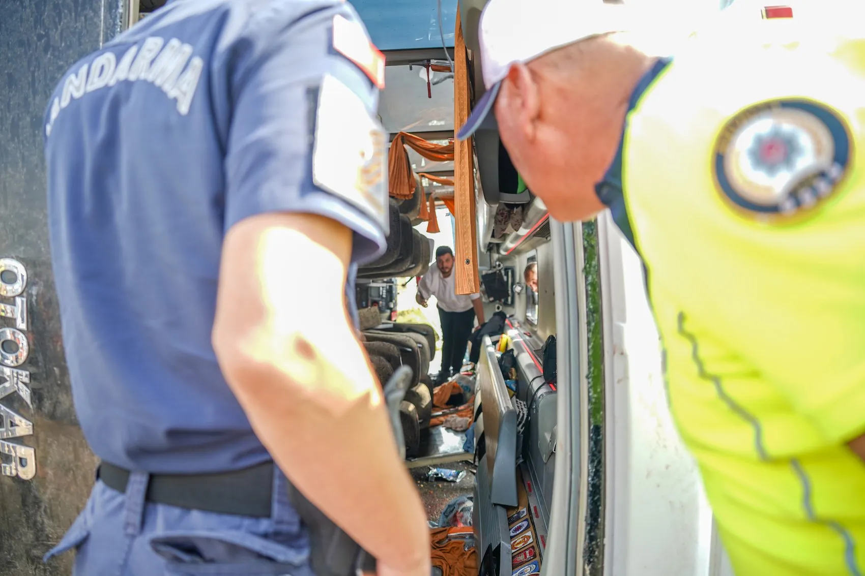 Antalya-Isparta yolunda dehşet anları: Midibüs devrildi, çok sayıda yaralı var