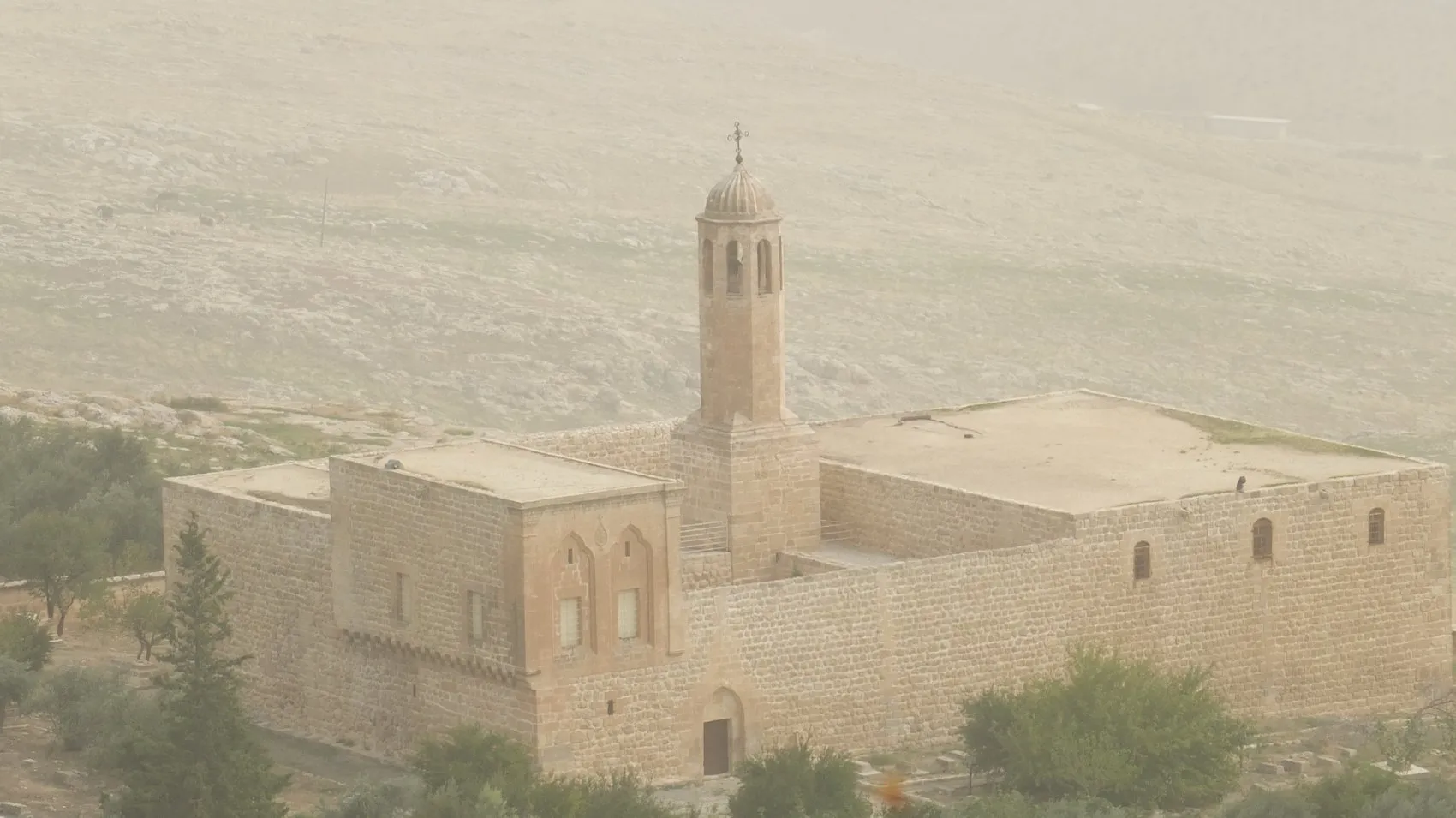 Mardin'de gökyüzü turuncuya boyandı: Şehir toz bulutlarının esiri oldu