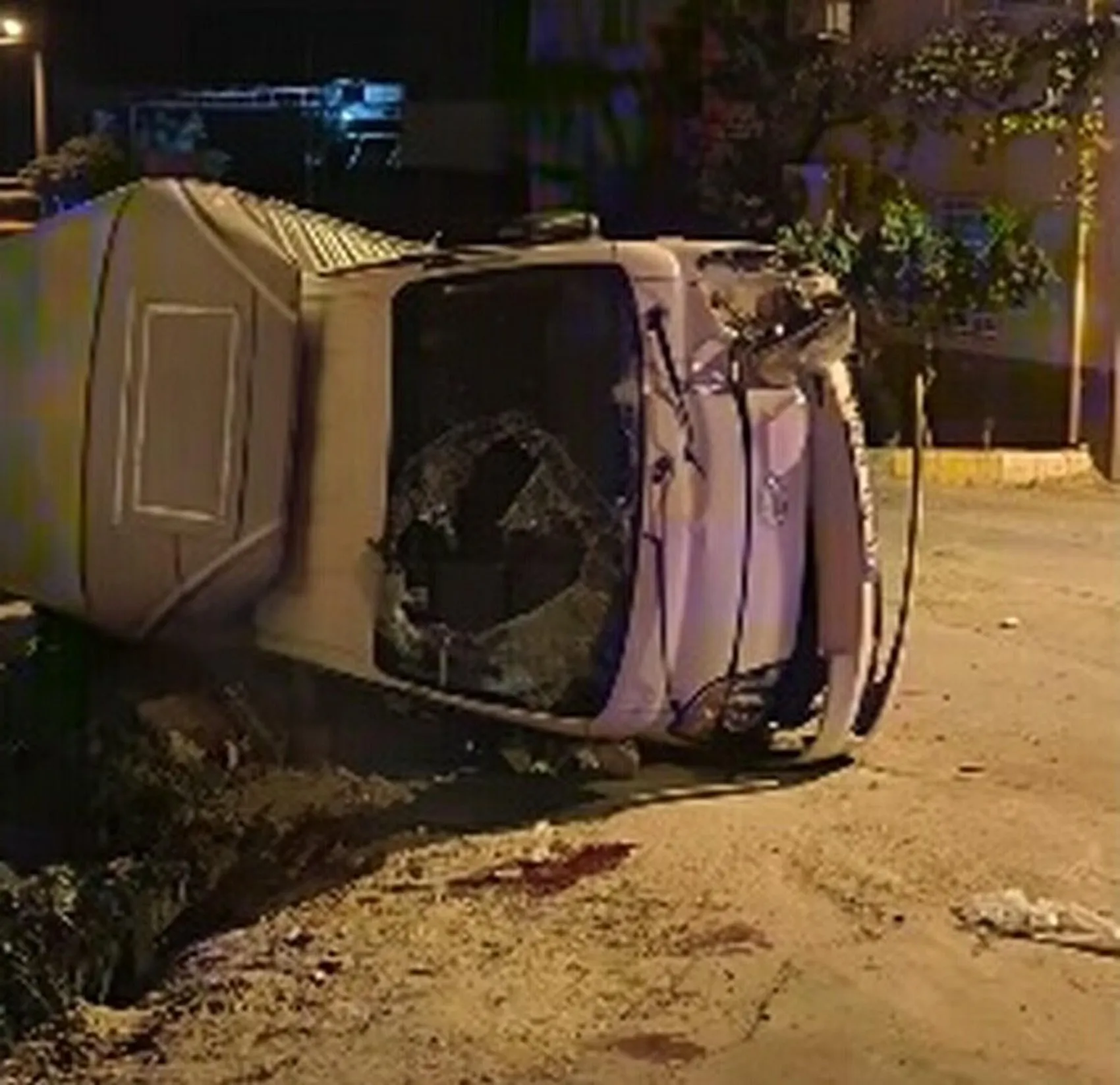 Nazilli'de gece yarısı dehşeti: Aydınlatma direğine çarpan kamyonet hurdaya döndü
