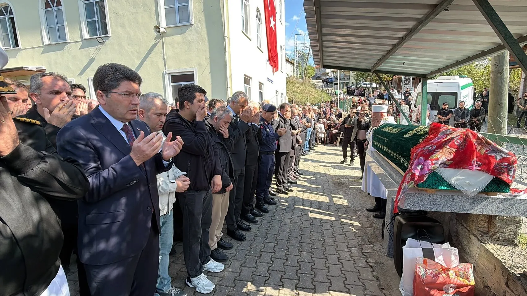 Minik Eslem Sare'nin vedası yürekleri dağladı: Bartın'da gözyaşları sel oldu