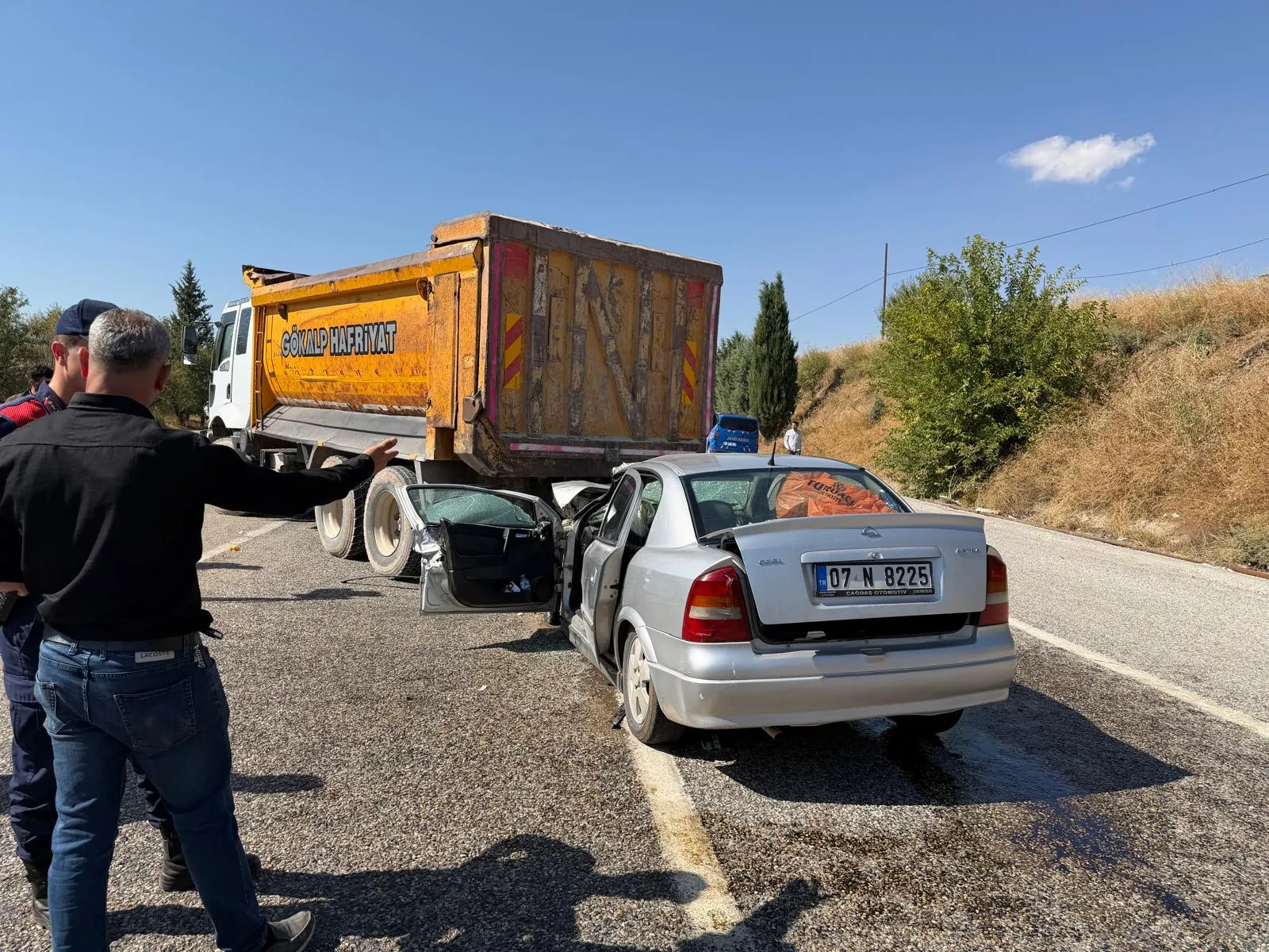 Kahta yolunda dehşet anları: Hafriyat kamyonuna çarpan otomobilde can pazarı
