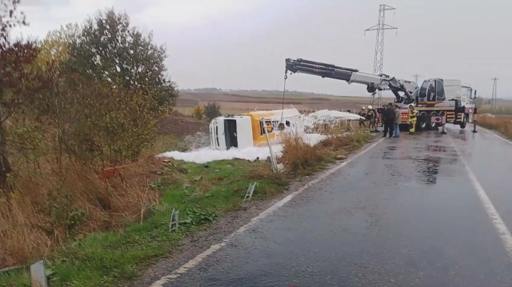 Silivri'de korkutan kaza: Yakıt tankeri şarampole uçtu