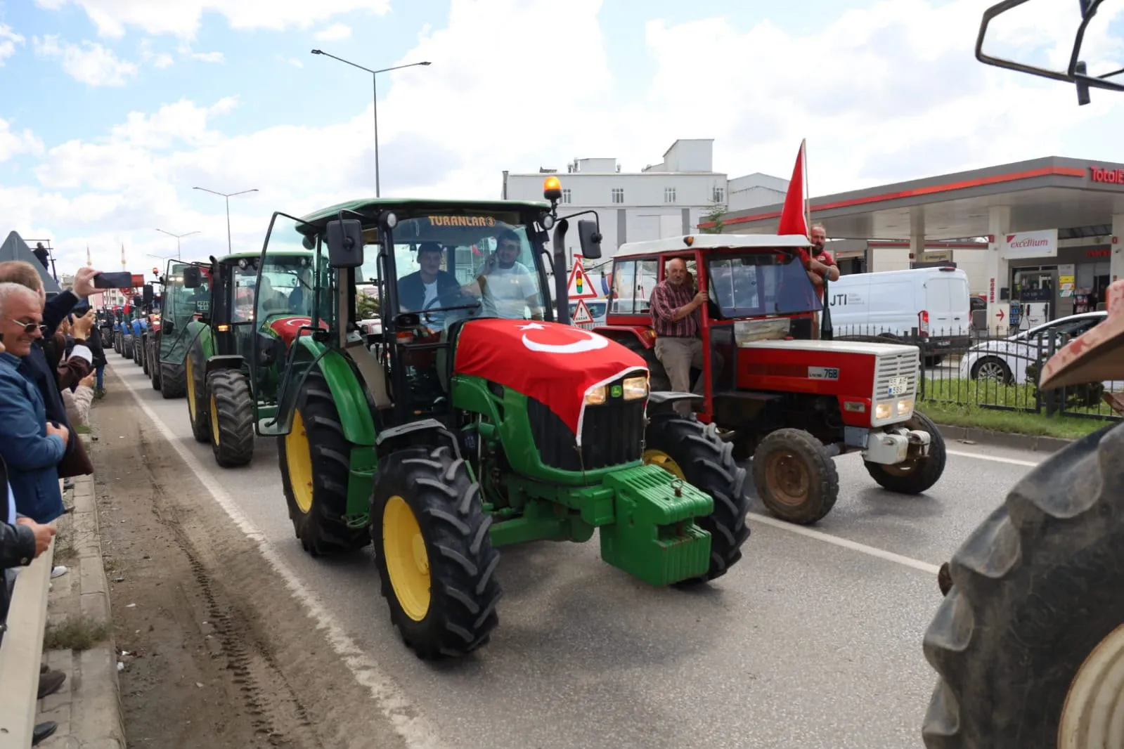 Bafra Ovası'nda dev konvoy: Çeltik üreticisi fiyat belirsizliğine karşı kontak açtı