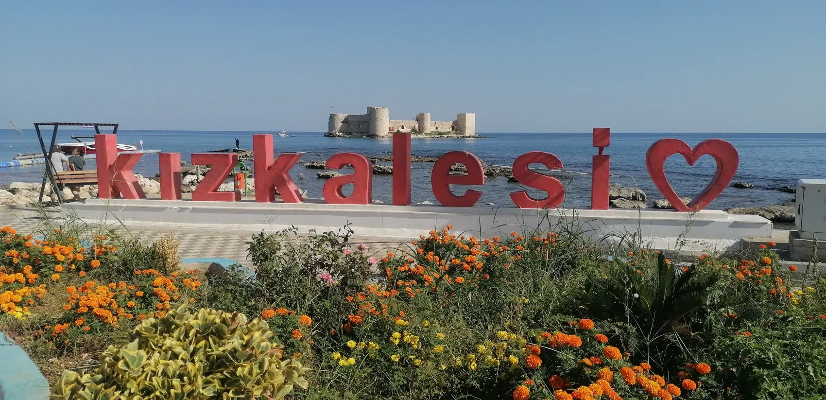 Takvimler ekimi gösterse de Mersin'de yaz bitmiyor: Tatilciler rotayı Kızkalesi'ne çevirdi