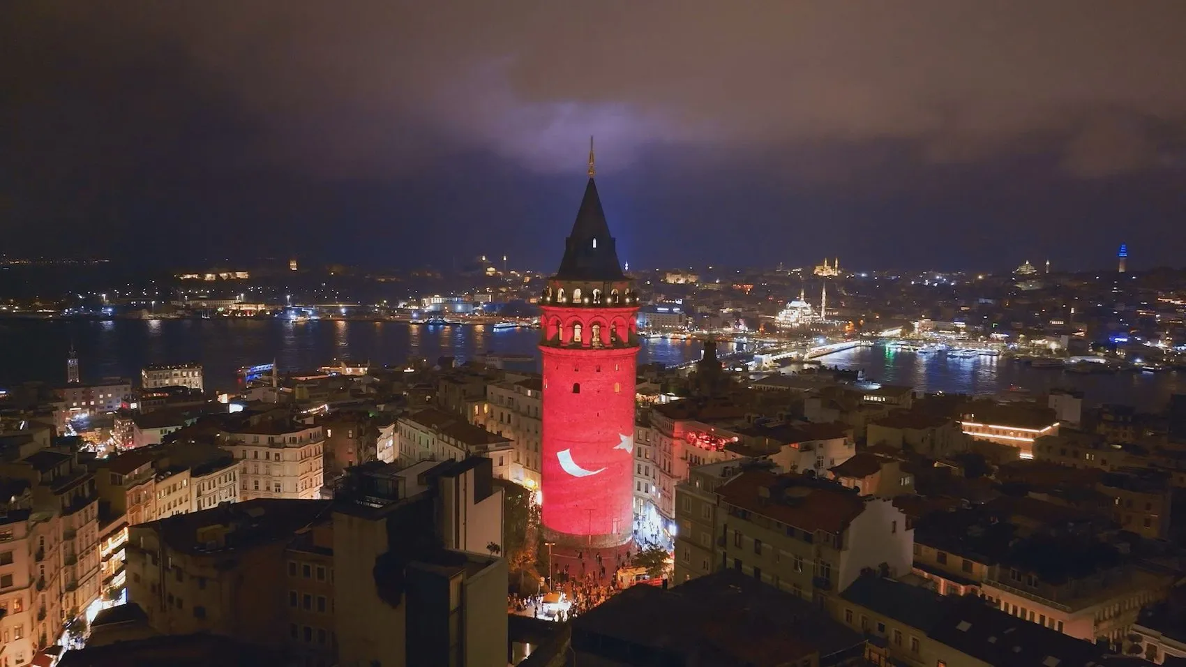 İstanbul'un silüetinde Cumhuriyet coşkusu: Galata Kulesi'nde görsel şölen