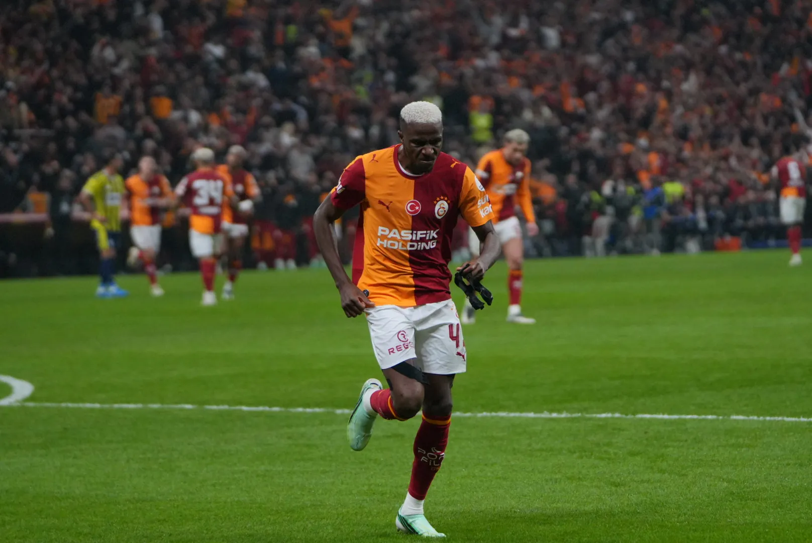 RAMS Park'ta Osimhen Fırtınası: Derbide İlk Yarı Galatasaray'ın Üstünlüğüyle Geçildi