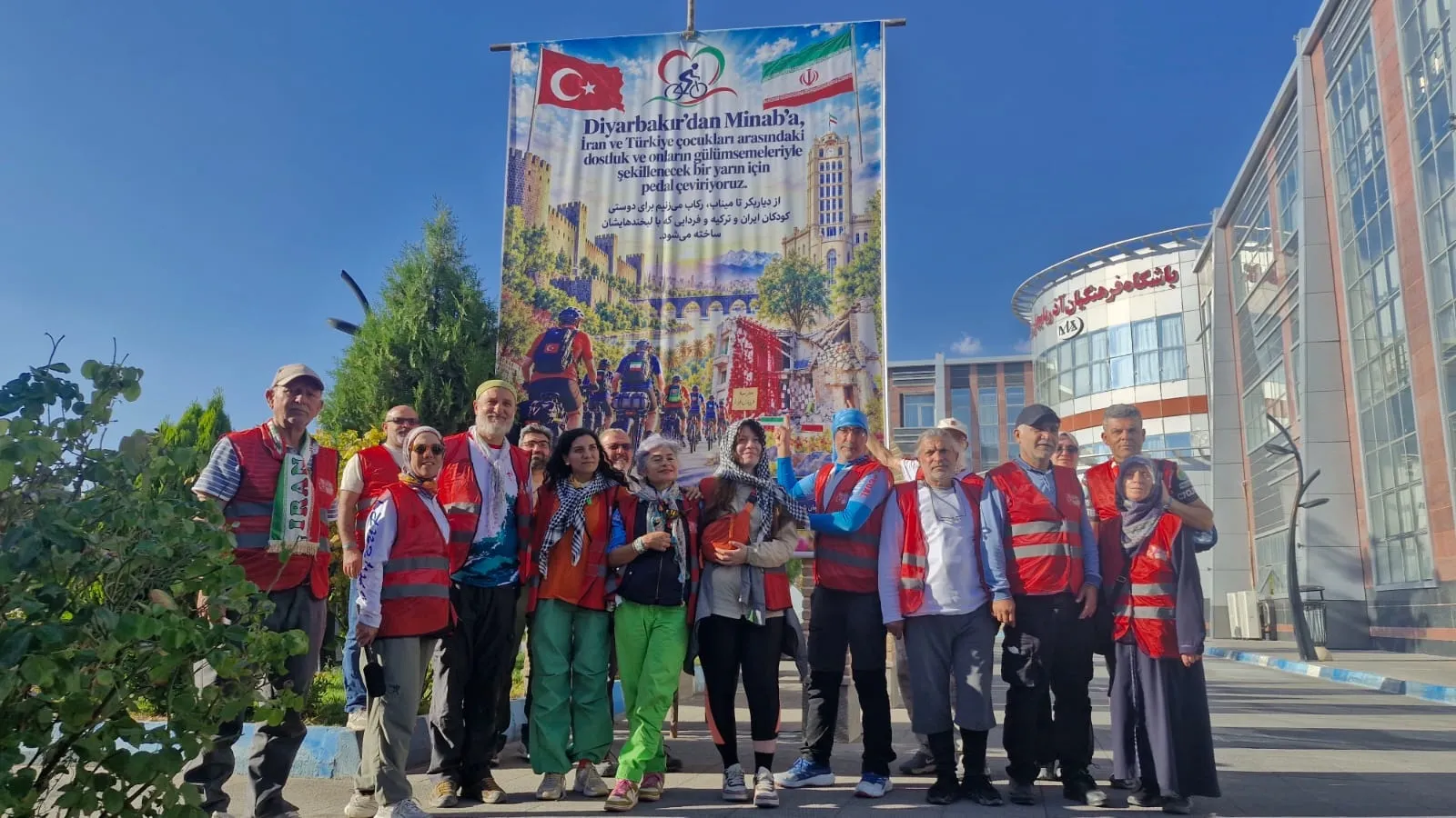 İran'daki okul saldırısının acısını kalplerinde taşıyan 25 bisikletçi 2 bin 865 kilometre yol katetti