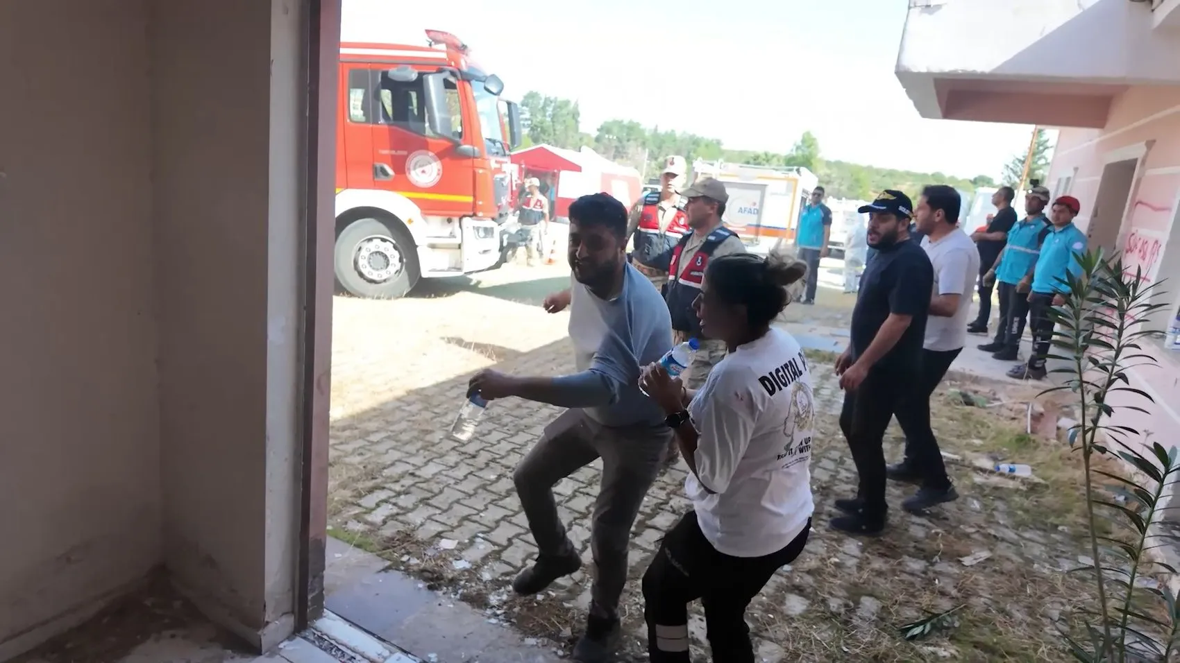 Şanlıurfa'daki tatbikatta gerçeği aratmayan anlar: Enkaz başındaki feryatlar jandarmayı zorladı