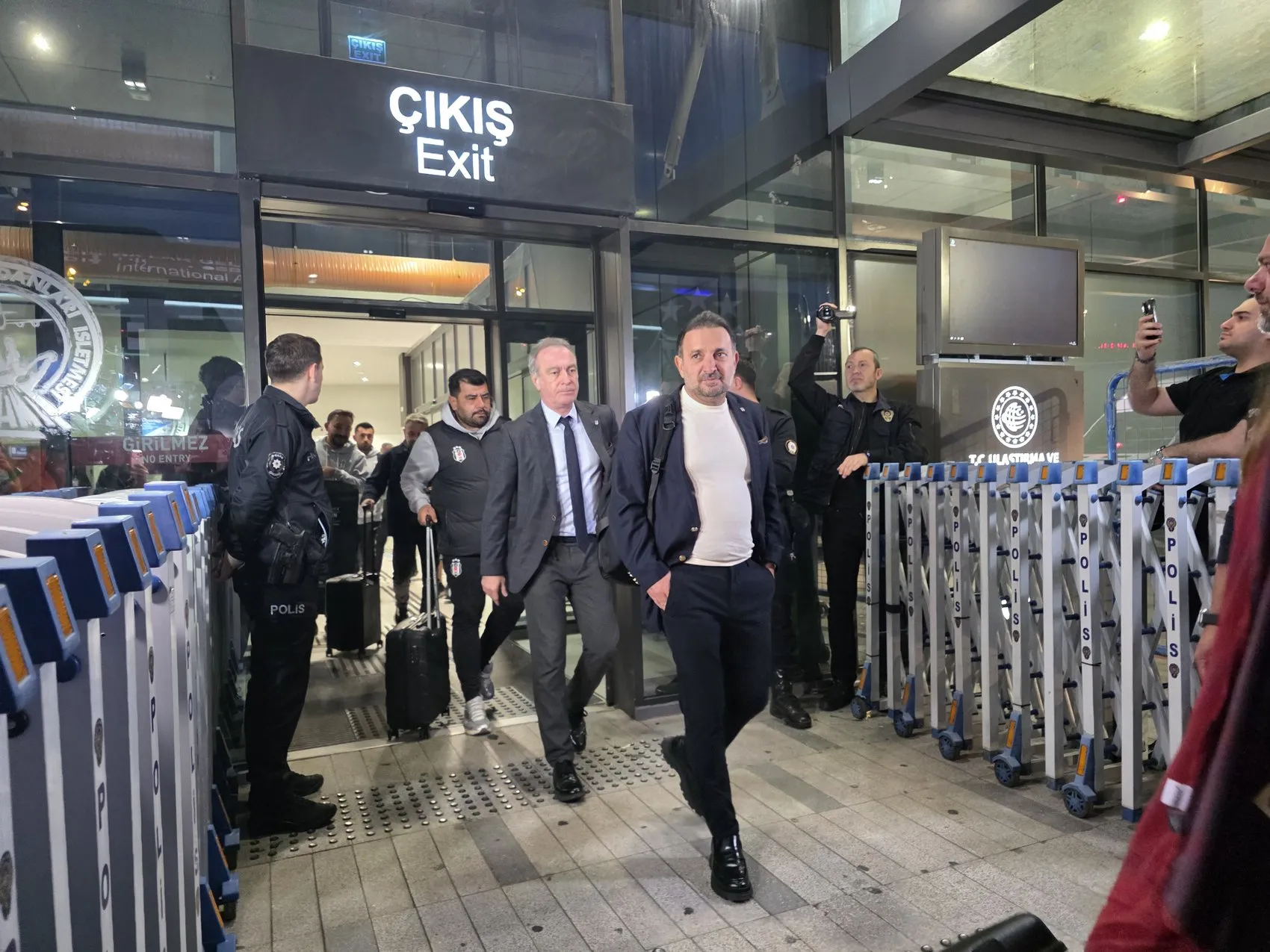 Beşiktaş Trabzon'a eksik kadroyla ayak bastı: Kritik randevu öncesi son hazırlıklar