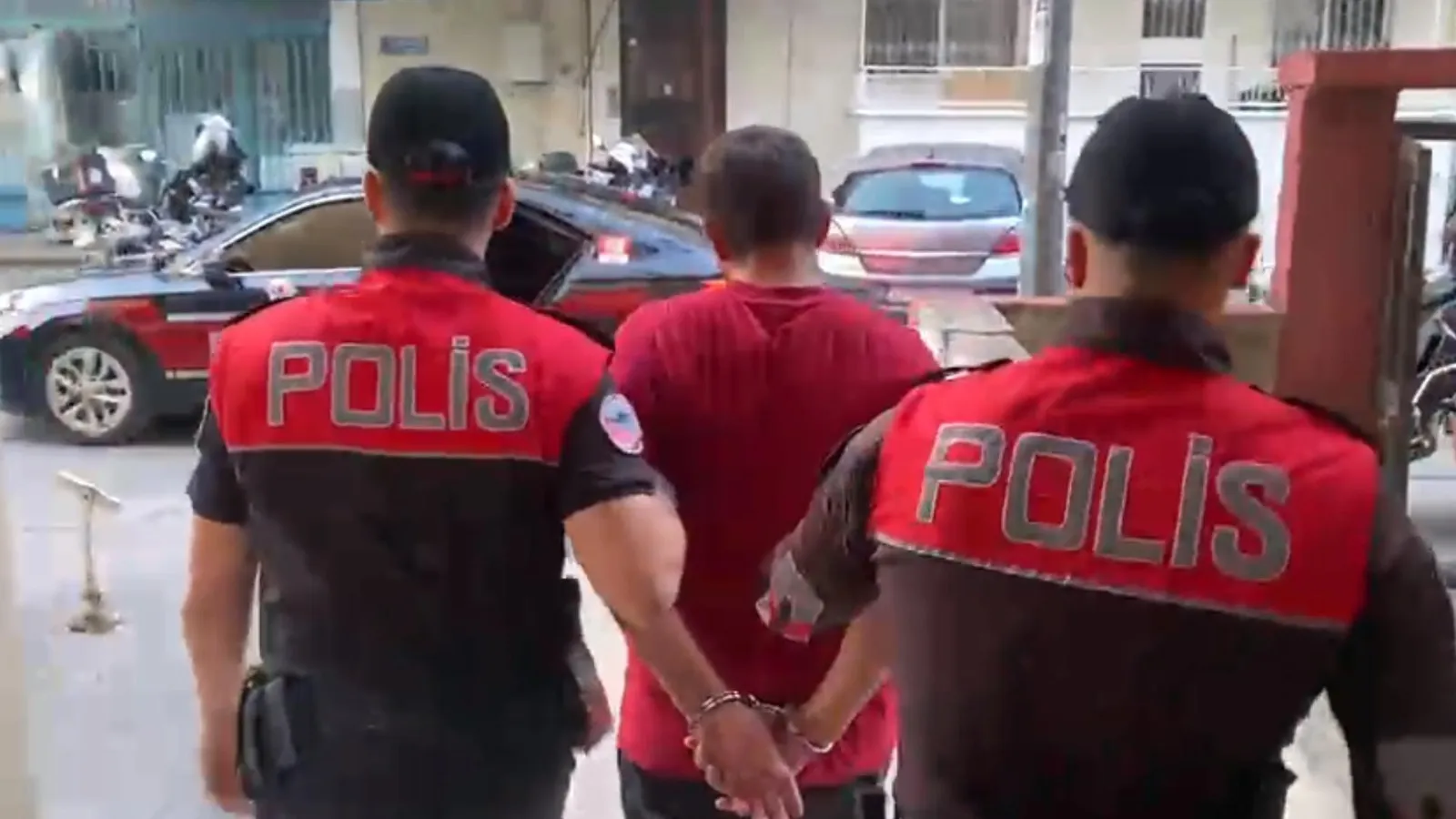 Toroslar'daki uyuşturucu baskınında ele geçirilen nakit para şoke etti