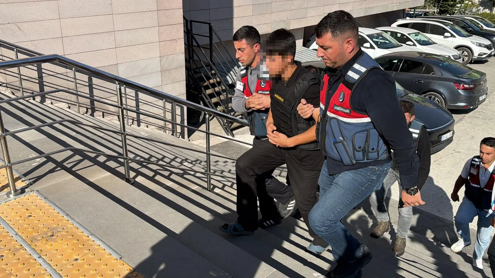 Eskişehir'de kan donduran aile trajedisi: 15 yaşındaki yeğen amcasını vurdu