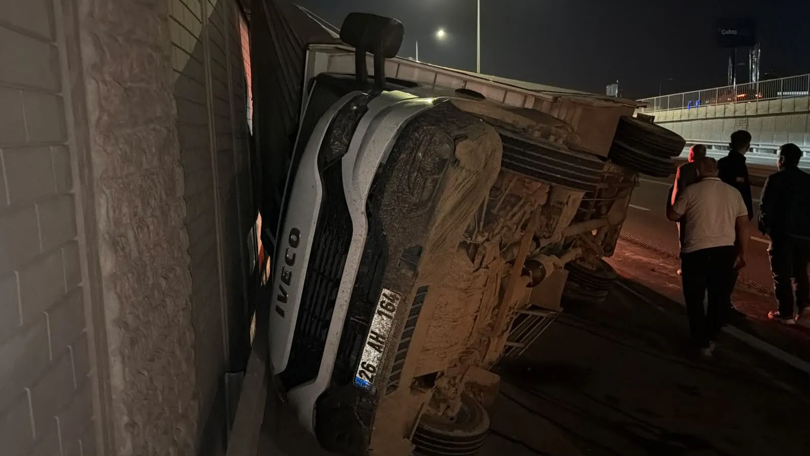 Minik bir canı kurtarmak isterken tonlarca yük yola saçıldı