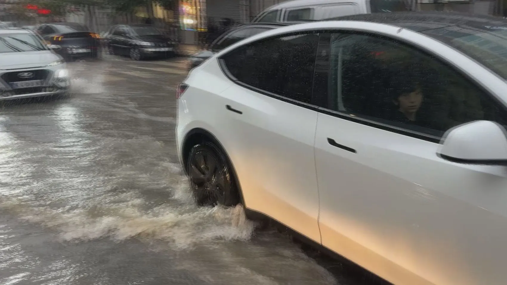 İstanbul'da aniden bastıran sağanak hayatı felç etti: Yollar göle döndü, sürücüler çaresiz kaldı