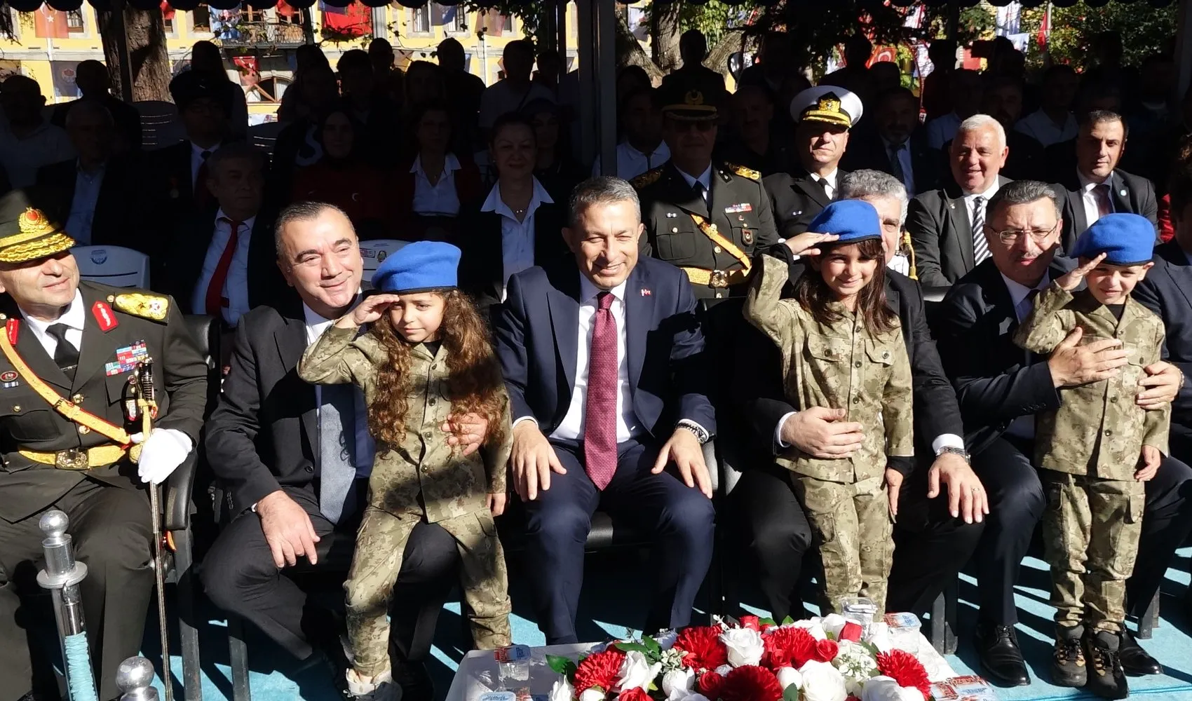 Trabzon'da Cumhuriyet coşkusu: Dev bayrakla horonlu kutlama