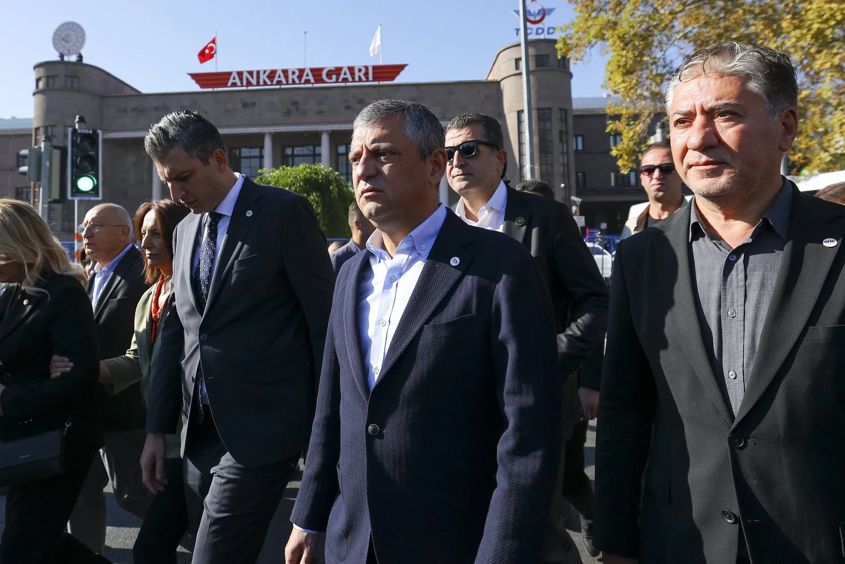 Özgür Özel'den iktidara fon krizi çıkışı: Suçluların telaşını vücut dillerinden okuyoruz