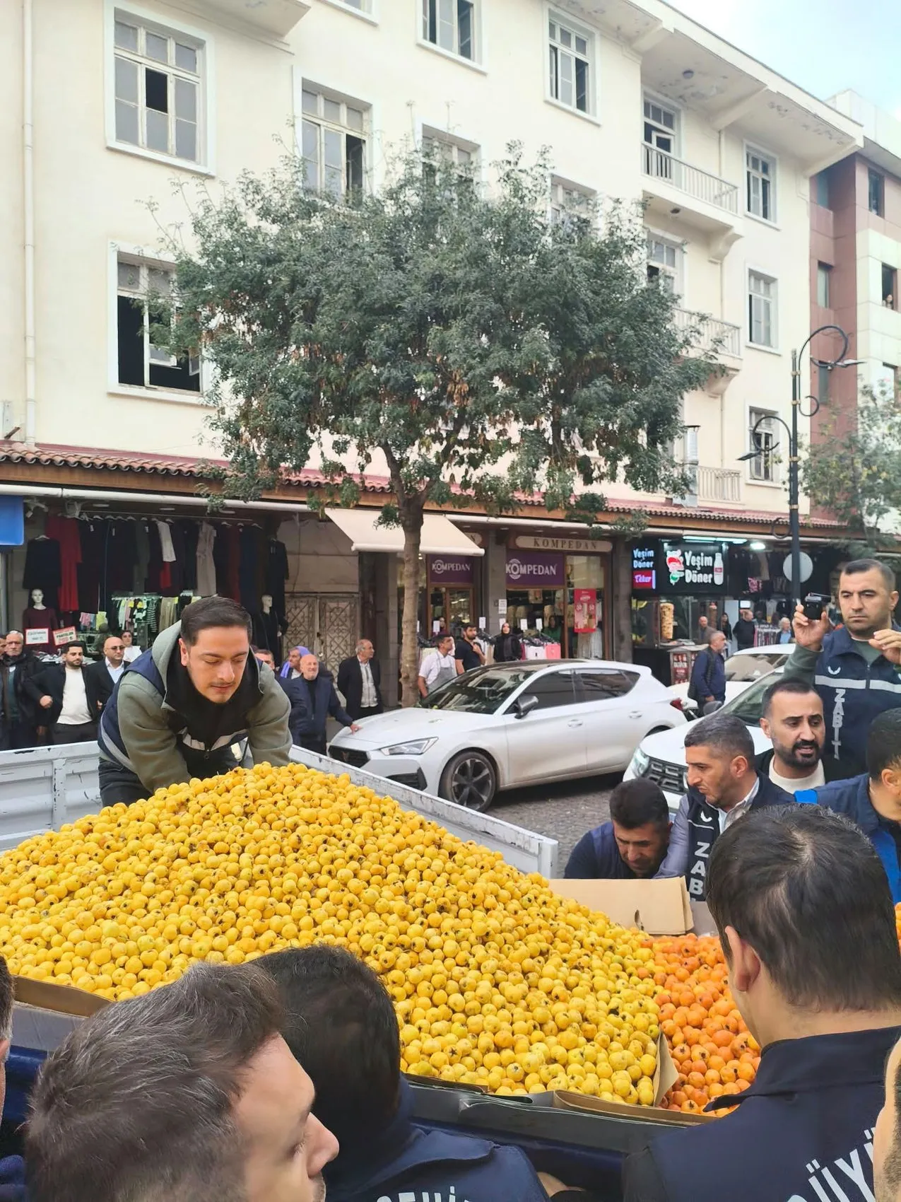 Diyarbakır'ın kalbinde gergin anlar: Kaldırım işgali müdahalesi arbedeye dönüştü