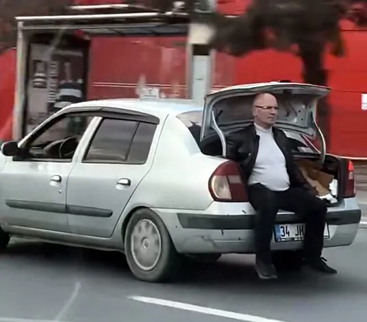 Vicdanın bagajdaki yolculuğu: Yaralı kedi için hayatını hiçe saydı