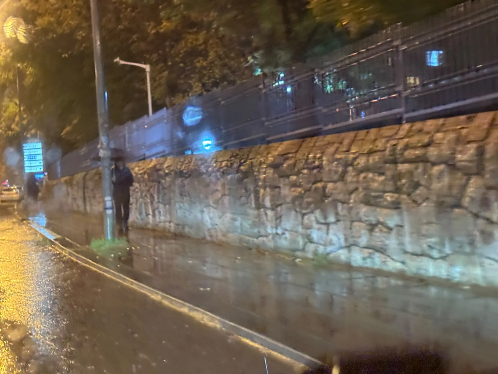 Başkentte akşam saatlerinde aniden bastıran yağış trafiği felç etti