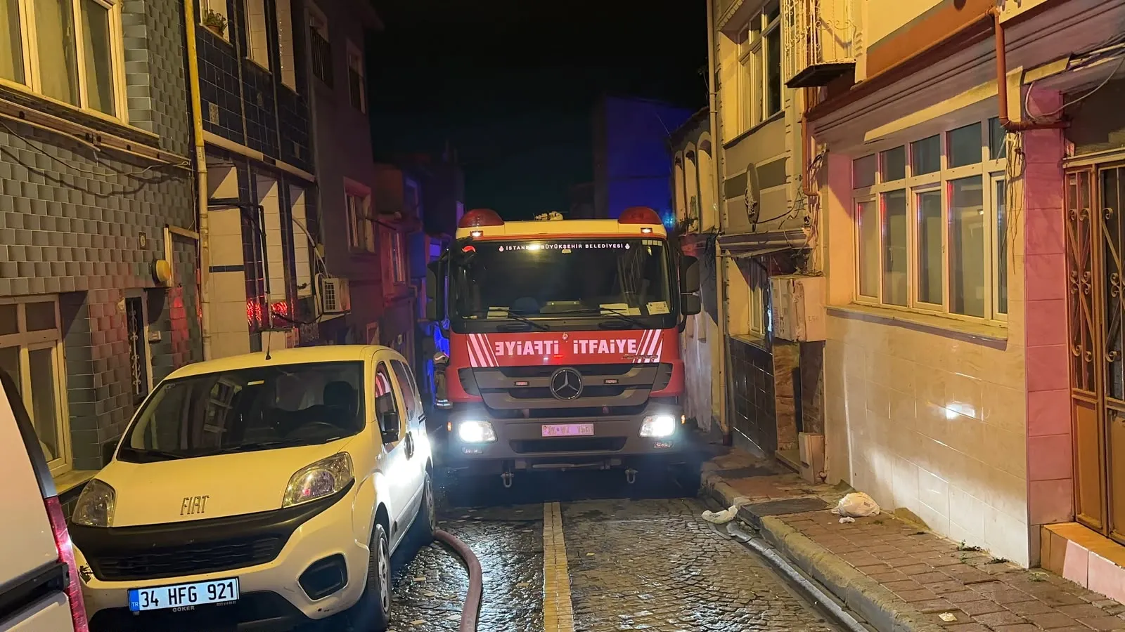 Fatih'te geceyi aydınlatan dehşet: İki katlı evde mahsur kalan kişi kurtarılamadı