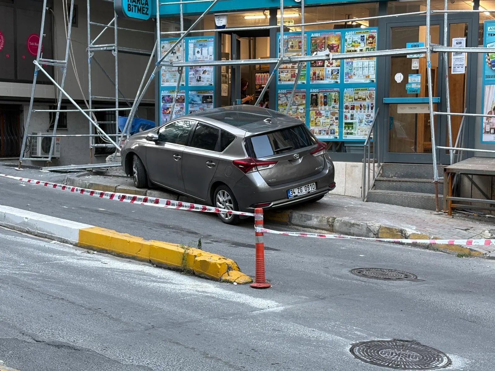 Market çıkışında dehşet anları: Kontrolden çıkan araç yayayı biçti