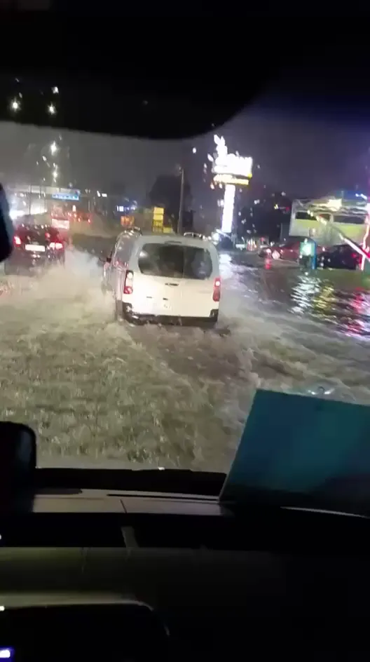 Kocaeli'de gece yarısı kabusu: Yollar göle döndü, sürücüler zor anlar yaşadı