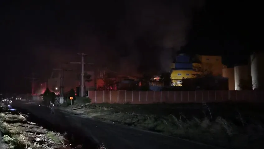 Bandırma'da gece yarısı dehşeti: Dev yağ fabrikası alevlere teslim oldu