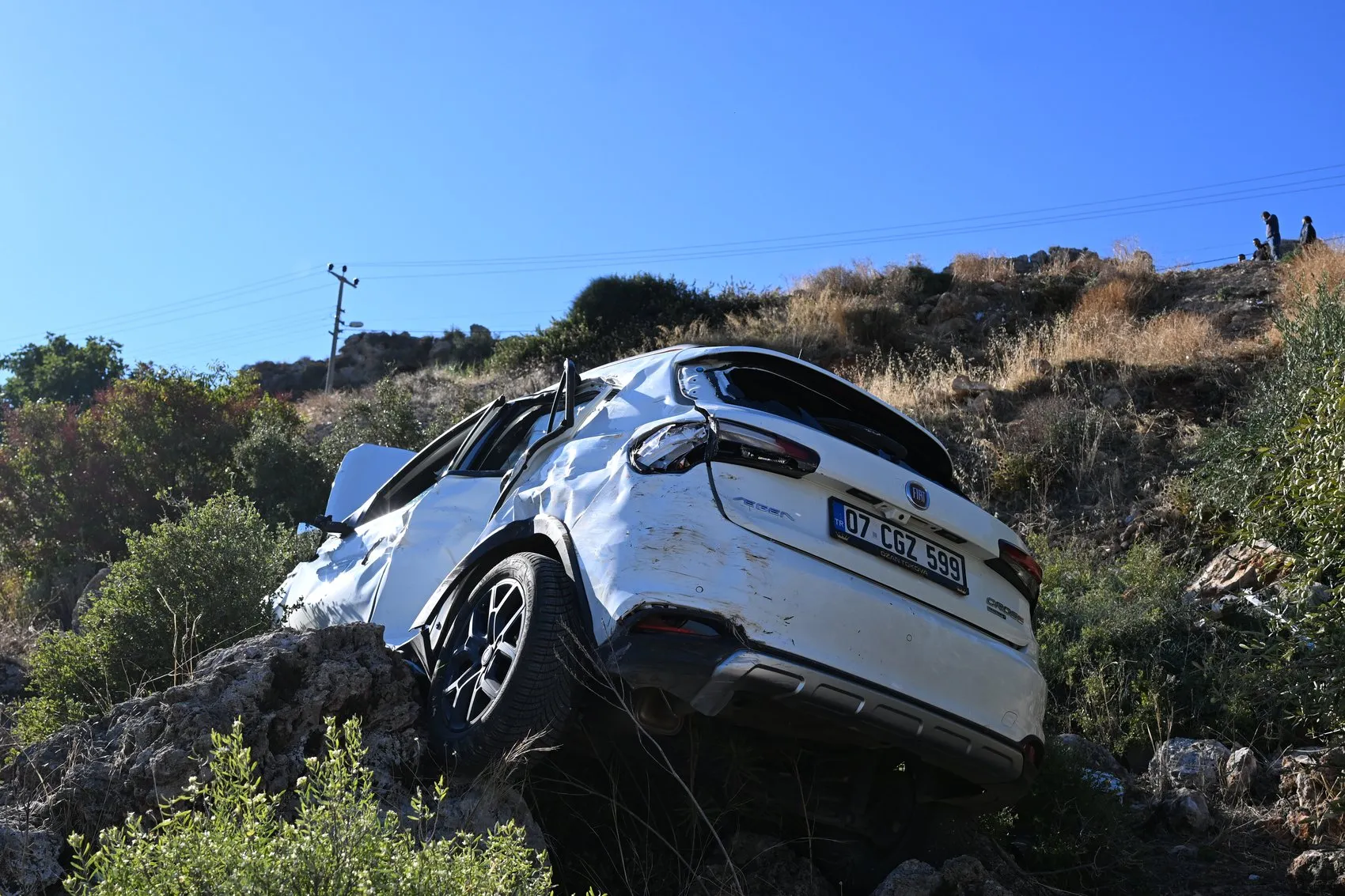 Antalya'da korkunç kaza: Seyir terasından uçan otomobil hurdaya döndü