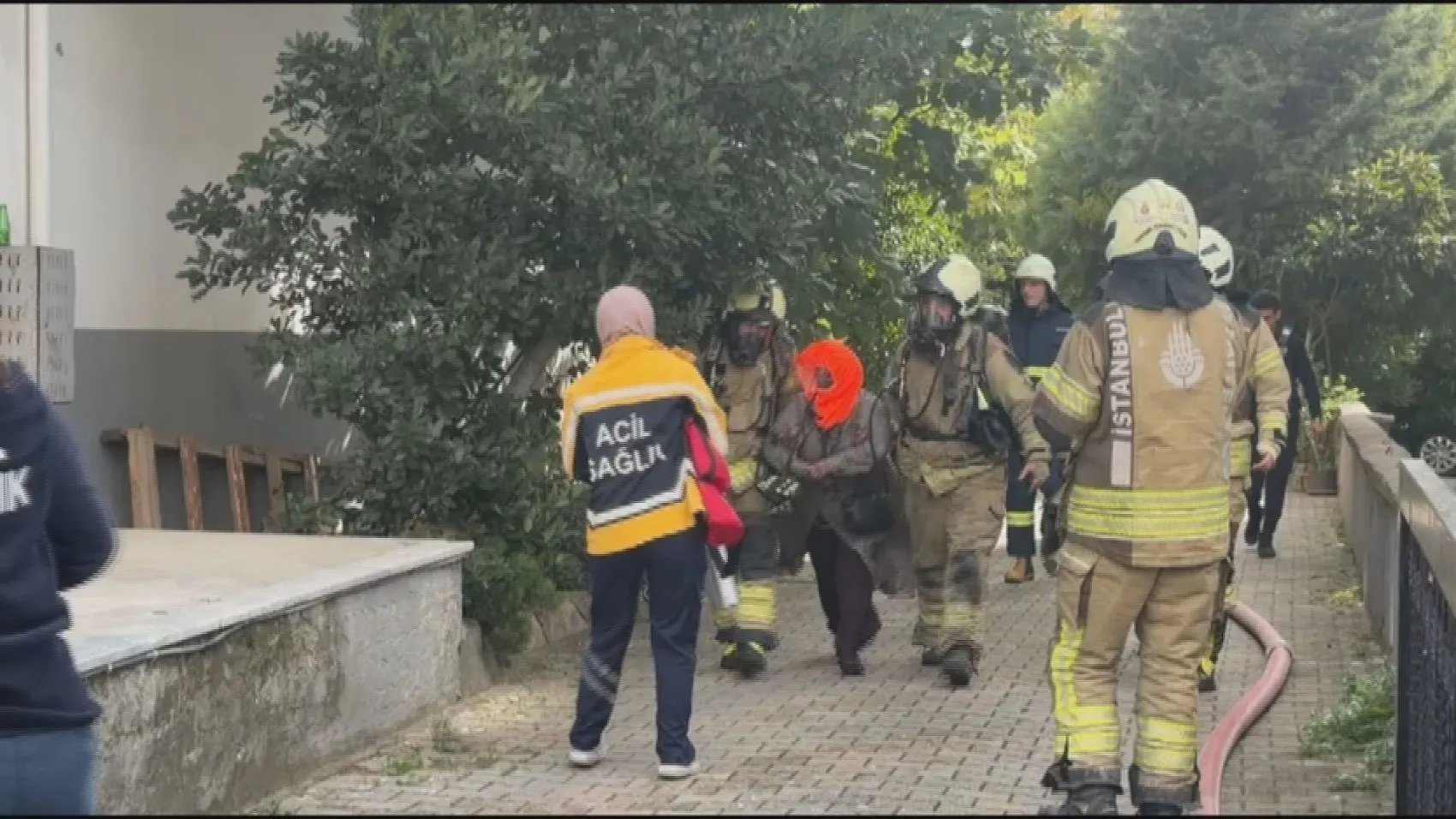 Kadıköy'de dehşet anları: 8 katlı binayı alevler teslim aldı