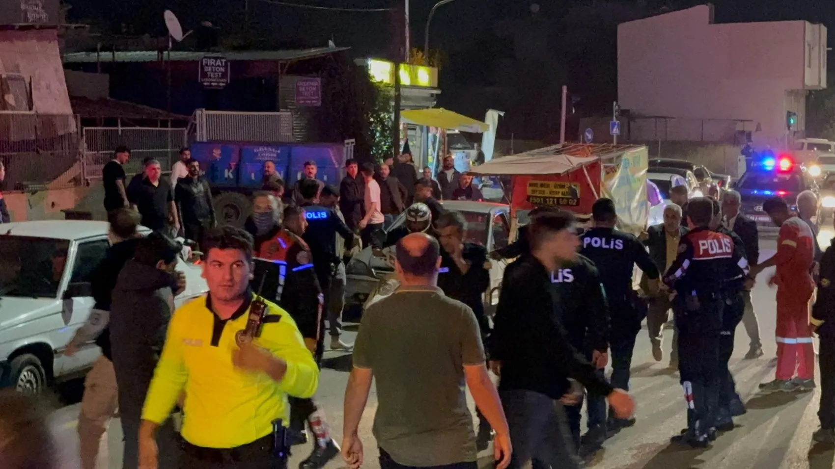 Yeşilyurt Mahallesi'nde husumet sokağa taştı: 4 yaralı