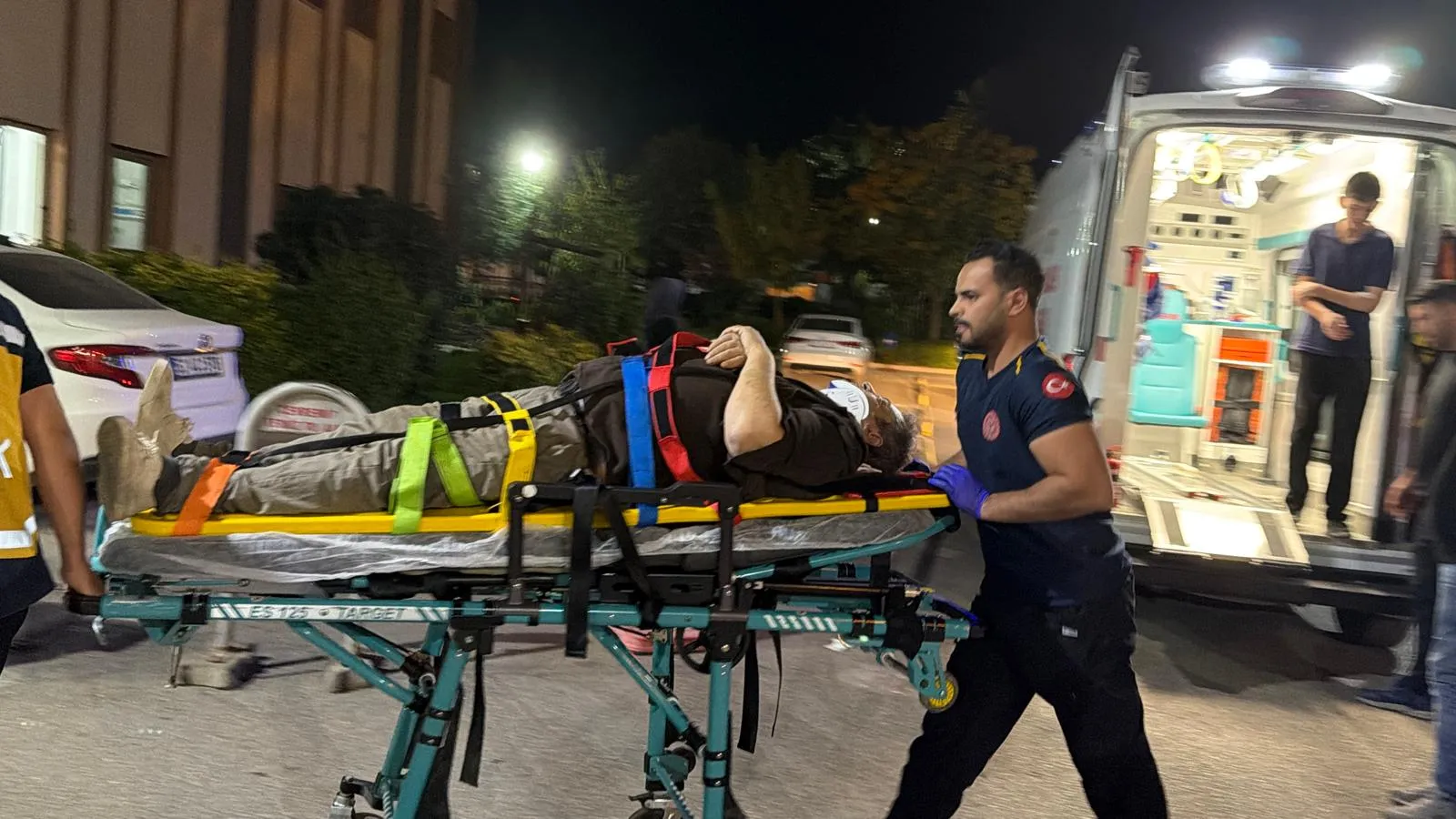 Kahta yolunda akşam saatlerinde dehşet: İki araç çarpıştı, 8 kişi hastanelik oldu