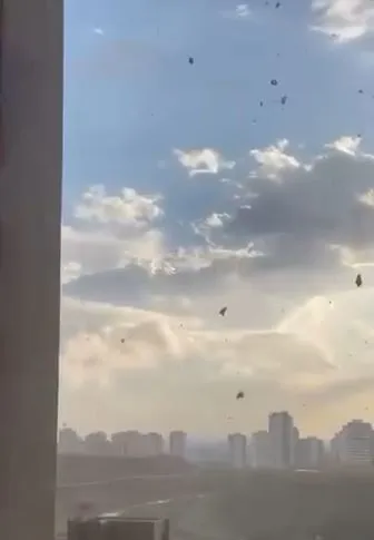 Adana'da gökyüzü karardı, çatılar uçtu: Şiddetli fırtına dehşeti kamerada