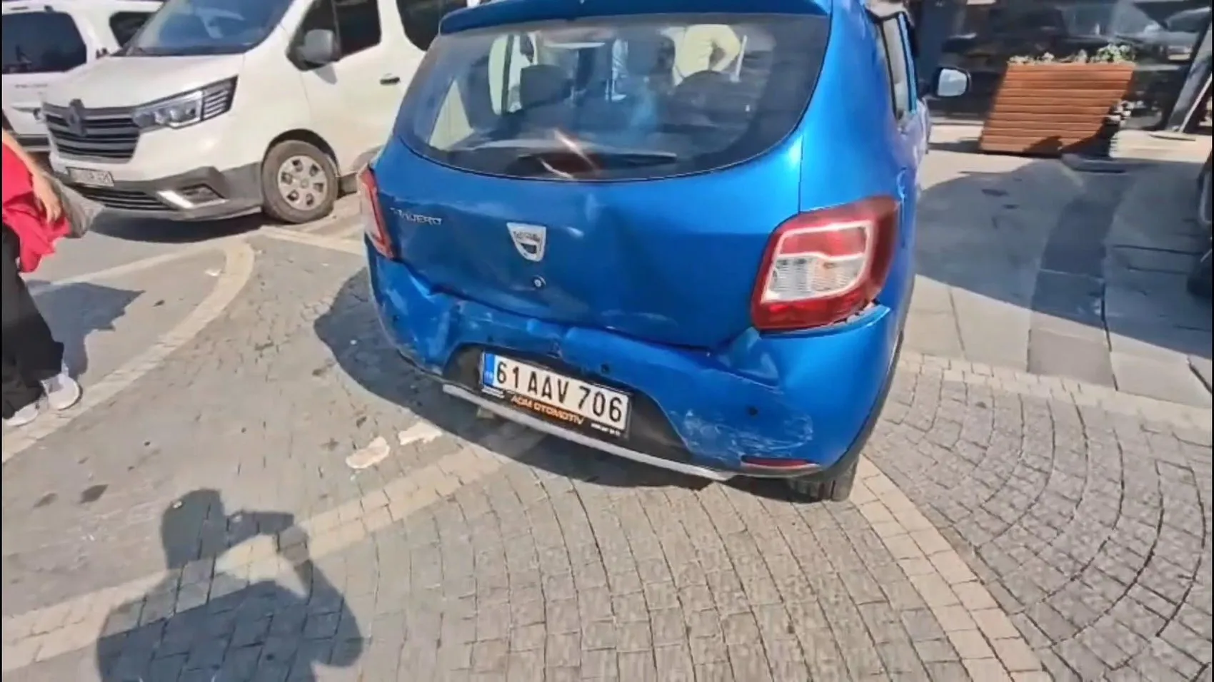 Börek yerken ölümle burun buruna geldi: Saniyelerle kurtuldu