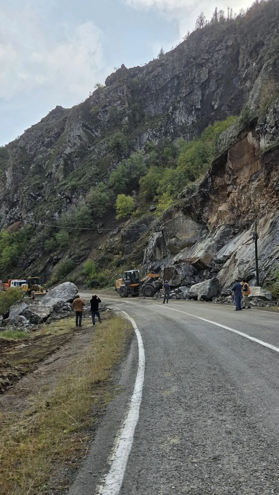 Artvin'de ulaşımı felç eden doğa olayı: Dev kaya kütleleri yolu kapattı