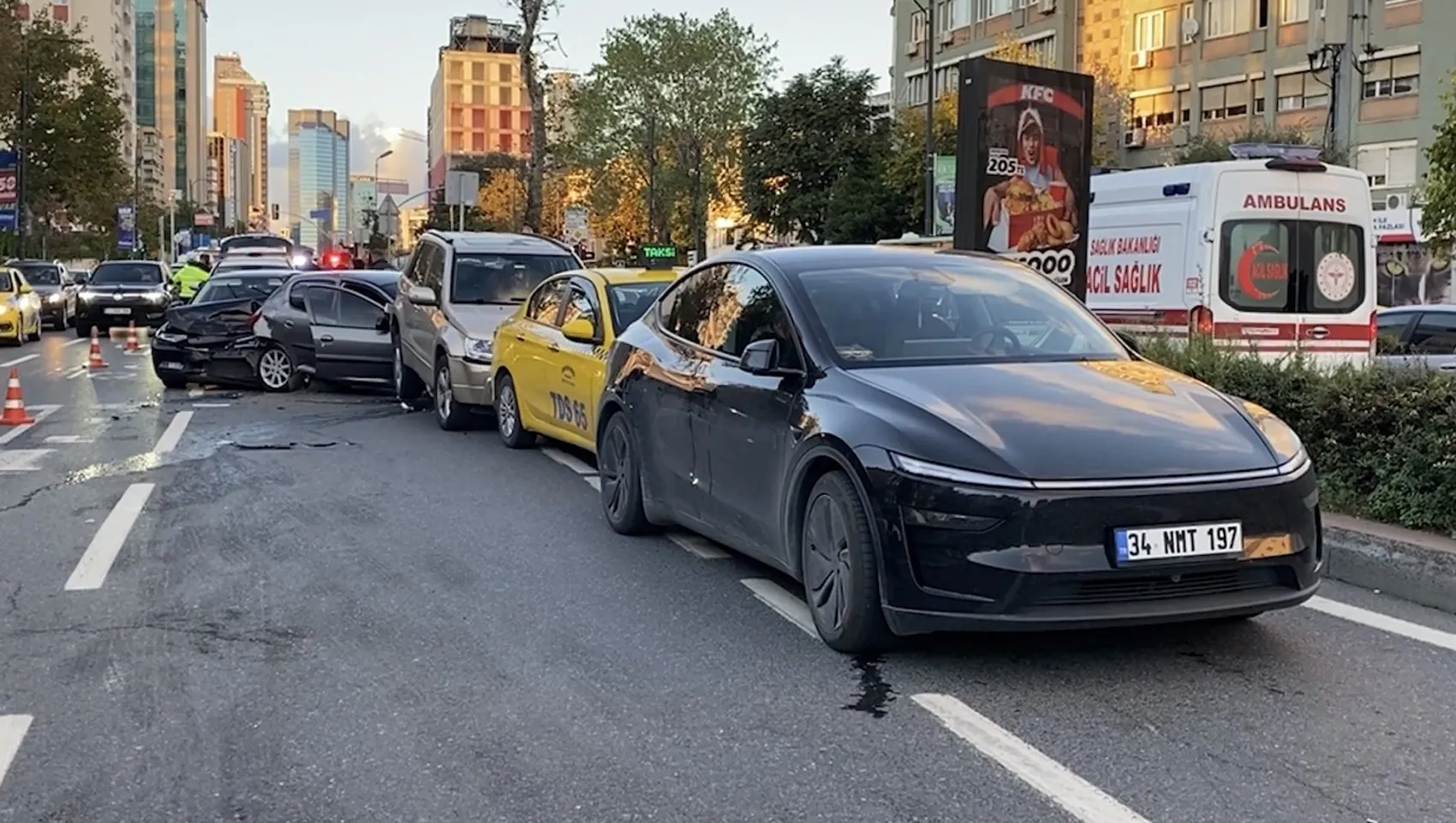 Beşiktaş'ta trafik ışıklarında dehşet anları: Beş aracın birbirine girdiği zincirleme kazada bilanço ağır
