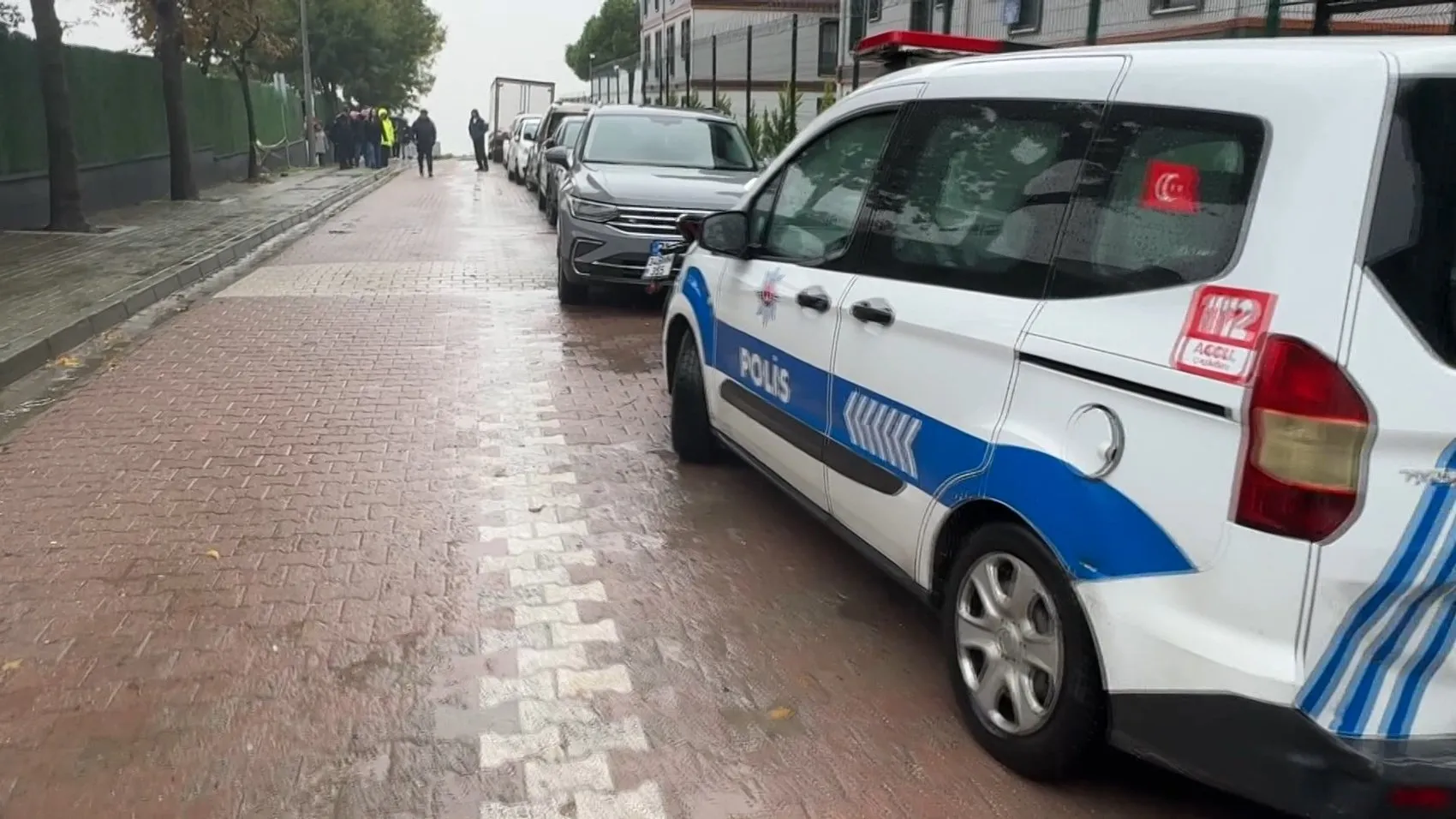 Okul önünde park kavgası kanlı bitti: Bekçiye saldıran veli ayağından vuruldu