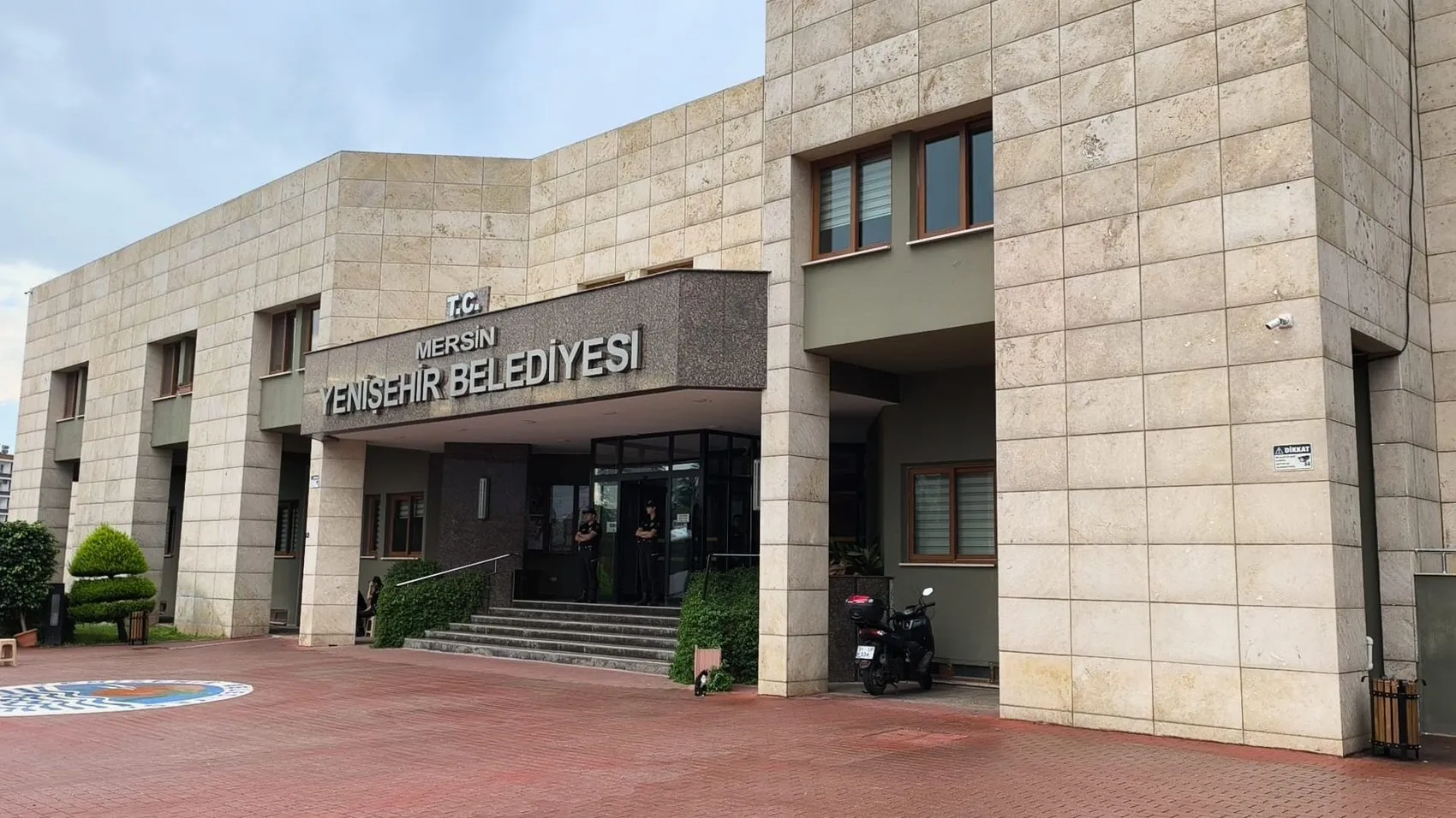 Mersin'de belediyelere dev operasyon: Milyarlık vurgun iddiası ve silahlı saldırı suçlaması