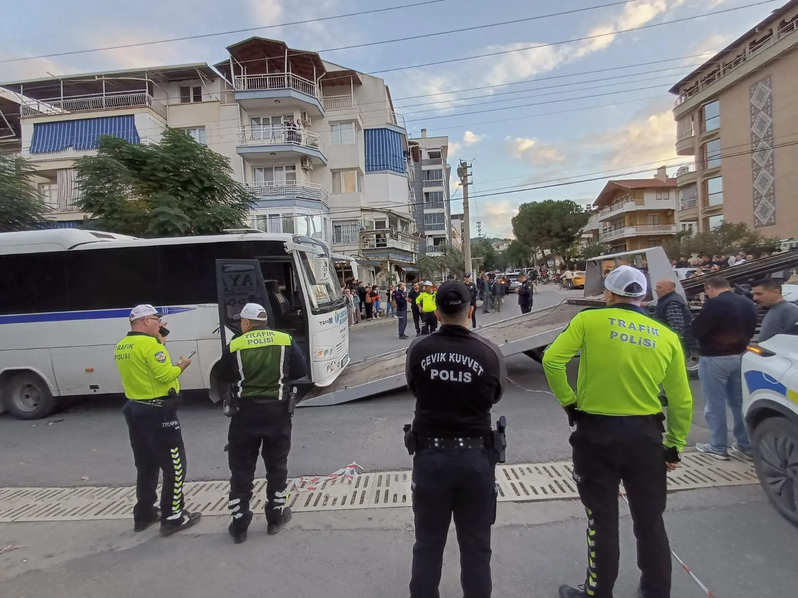 Salihli'de yürek yakan kaza: Servis minibüsünün çarptığı 8 yaşındaki çocuk hayatını kaybetti