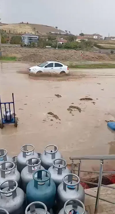Bağlıkaya'da aniden bastıran sağanak hayatı felç etti: Dereler taştı, evleri su bastı