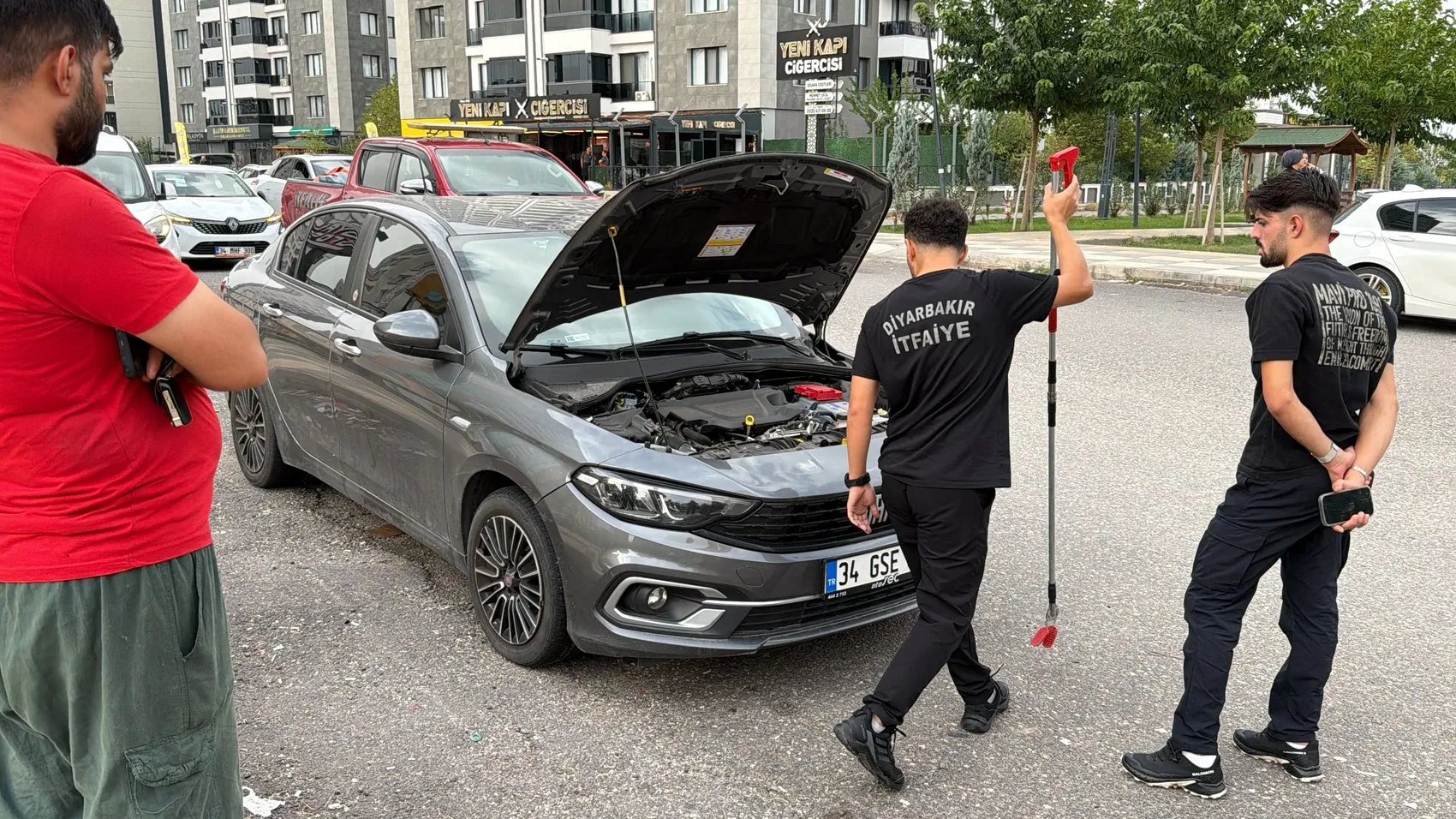 İtfaiyenin pes ettiği noktada vatandaşlar devreye girdi: Otomobilin kaputuna gizlenen davetsiz misafir