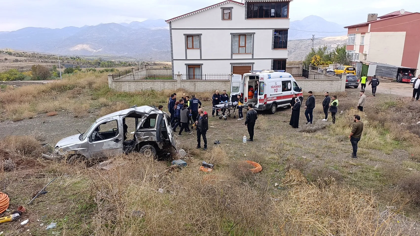 Sivas'ta korkunç kaza: Şarampole uçan araçtan 3'ü ağır 5 yaralı çıktı
