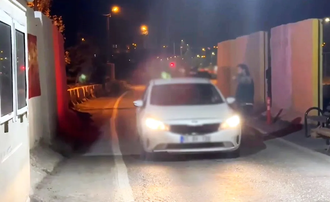 Tatvan girişinde narkotik operasyonu: Gizli bölmeye saklanan zehir yakalandı