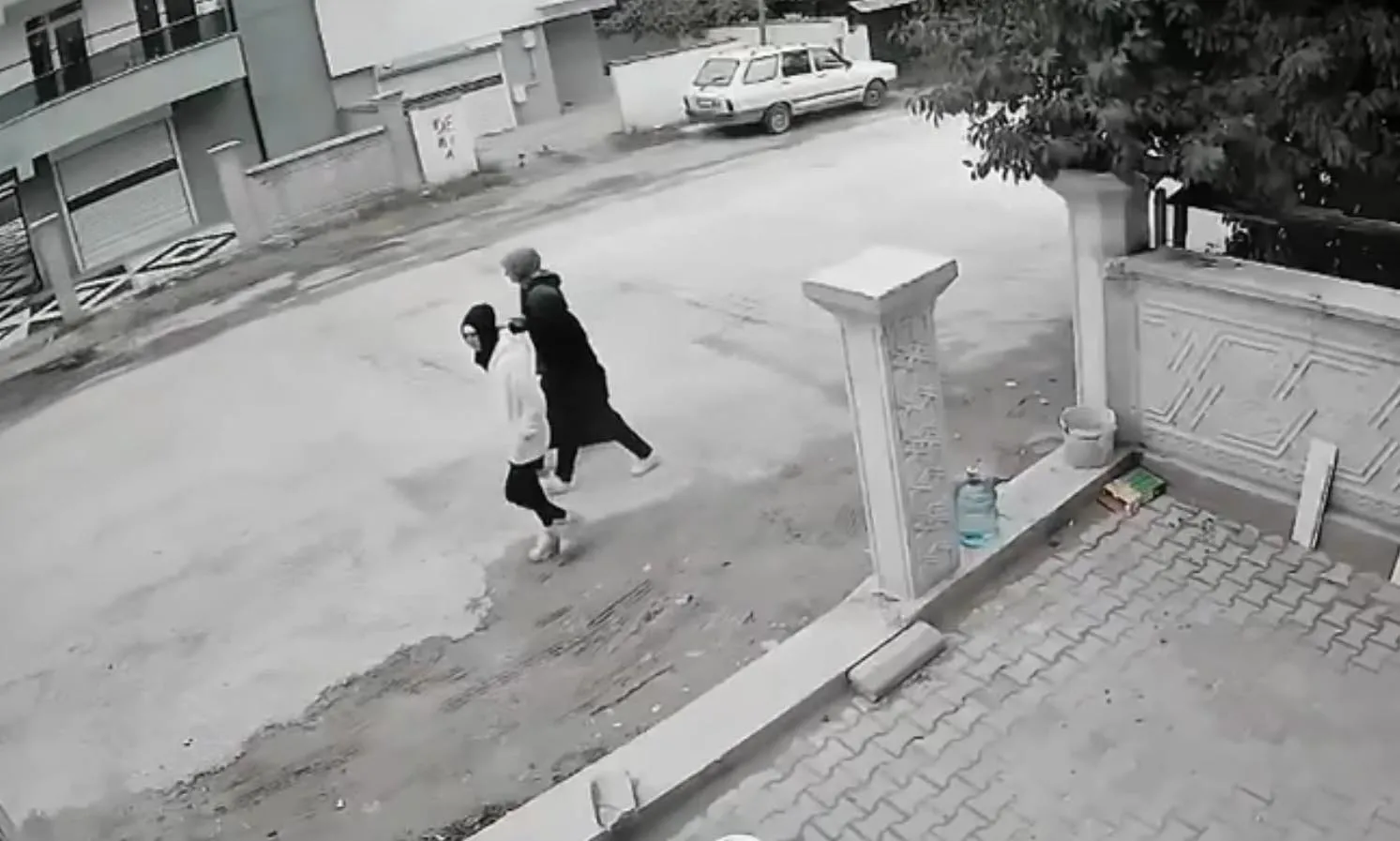 Eskişehir'de apartmanlara sızan hırsızlık şüphelisi iki kadın yakayı ele verdi