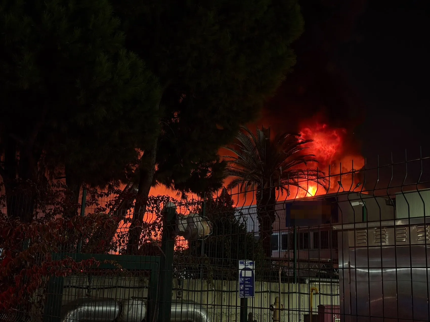 Manisa Organize Sanayi Bölgesi'nde korkutan yangın: Alevler gökyüzünü kapladı