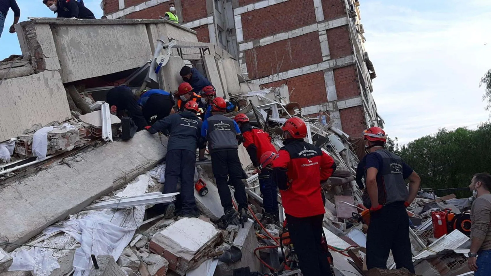 İzmir depreminin görünmez kahramanları: Enkaz başında hem kendi korkularını hem de beton yığınlarını aştılar